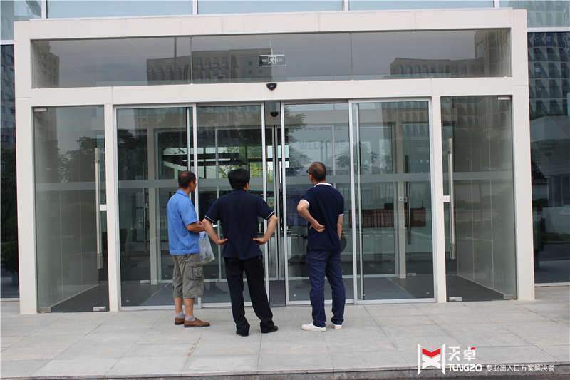 西安寶馬<a href=https://xinghuofengchuan.com/4s/ target=_blank class=infotextkey>4S店自動門</a>安裝現場