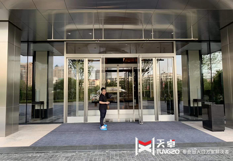 ?西安麗思卡爾頓<a href=https://xinghuofengchuan.com/hotel/ target=_blank class=infotextkey>酒店自動門</a>