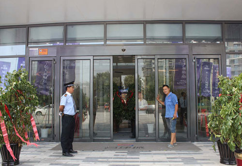 某售樓部自動門維修現場