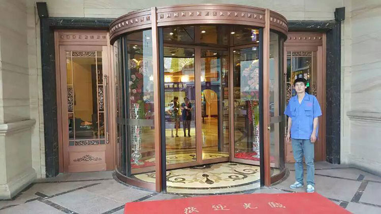 某酒店旋轉門維修現場