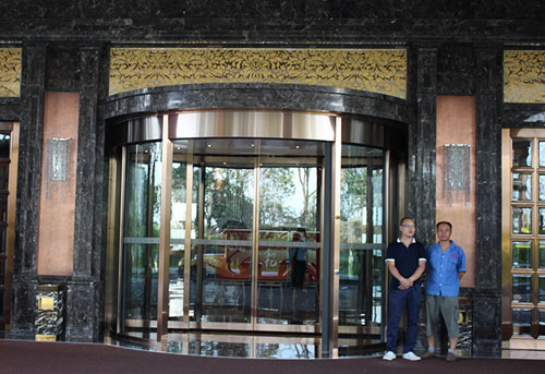 西安某商場銅門維修現場