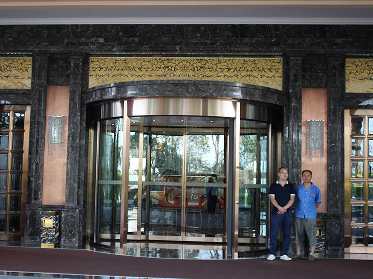 西安某商場(chǎng)銅門(mén)維修現(xiàn)場(chǎng)