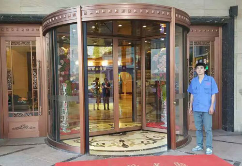 某酒店旋轉門維修現場