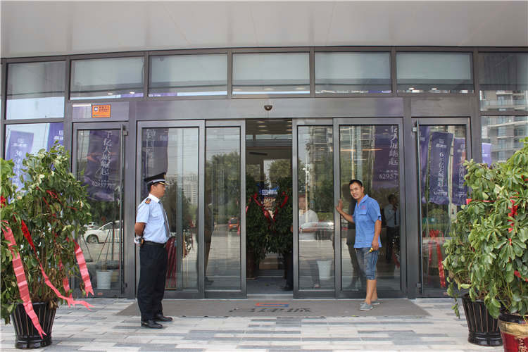 某<a href=https://xinghuofengchuan.com/fang/ target=_blank class=infotextkey>售樓部自動門</a>維修現場