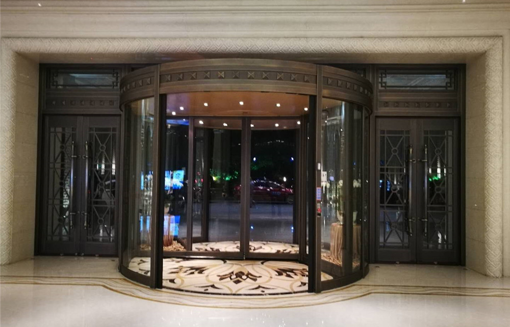 酒店旋轉門