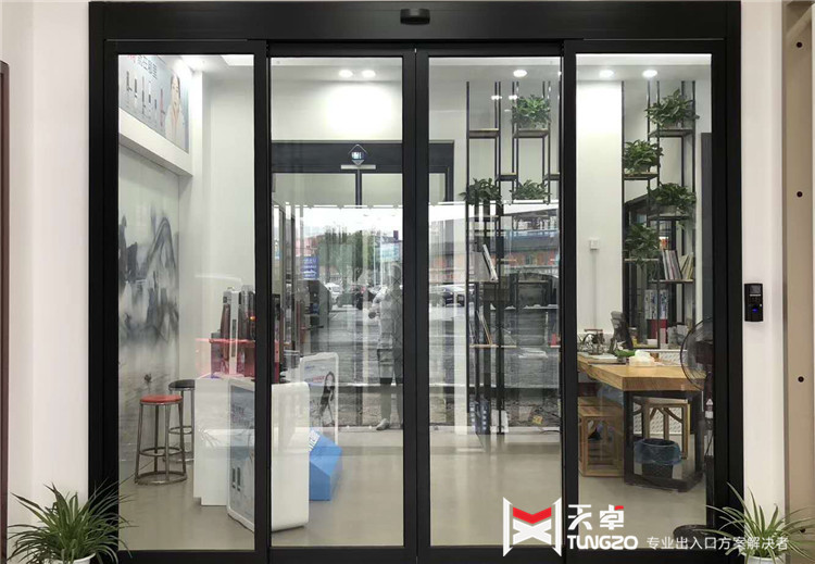 西安商場店鋪為什么都安裝玻璃自動感應門，有什么的好處