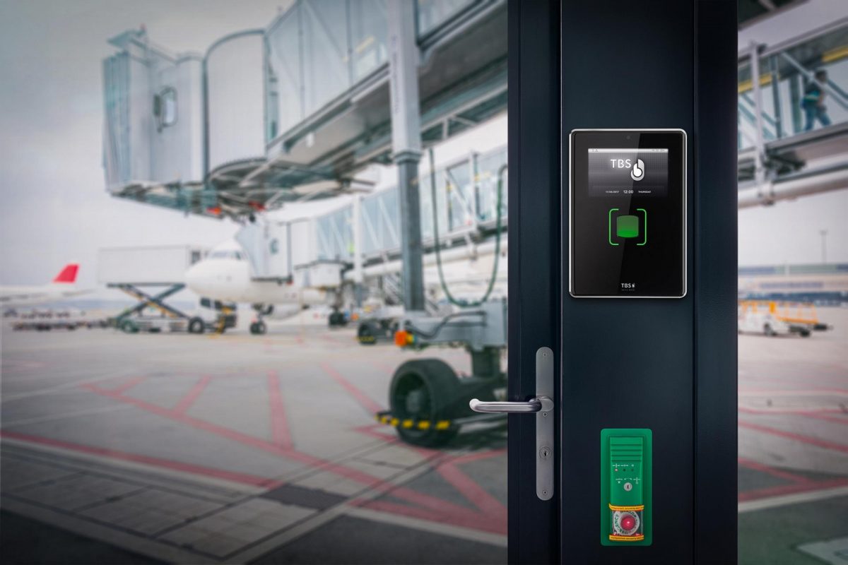 自動門和門禁系統如何幫助機場降低成本、降低風險和提高效率?