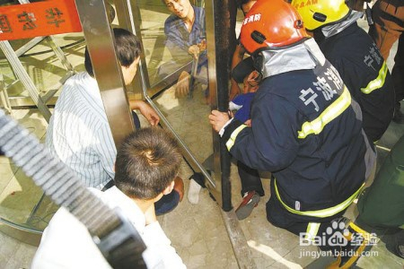 為什么自動感應門或者<a href=https://xinghuofengchuan.com/xuanzhuan/ target=_blank class=infotextkey>自動旋轉門</a>會傷人?自動門注意事項