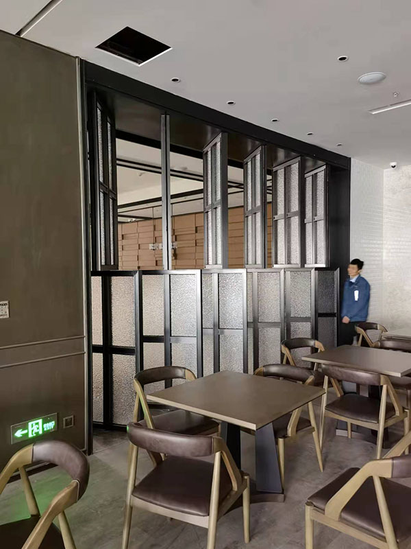 四樓大廳轉軸門